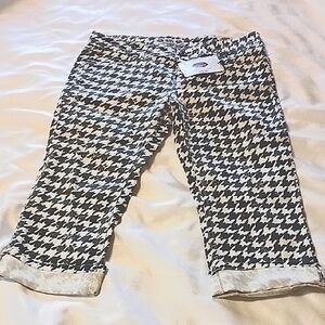 What About Me Woman's Houndstooth Capri Cuffed Pants, Size: 9/10, NWT